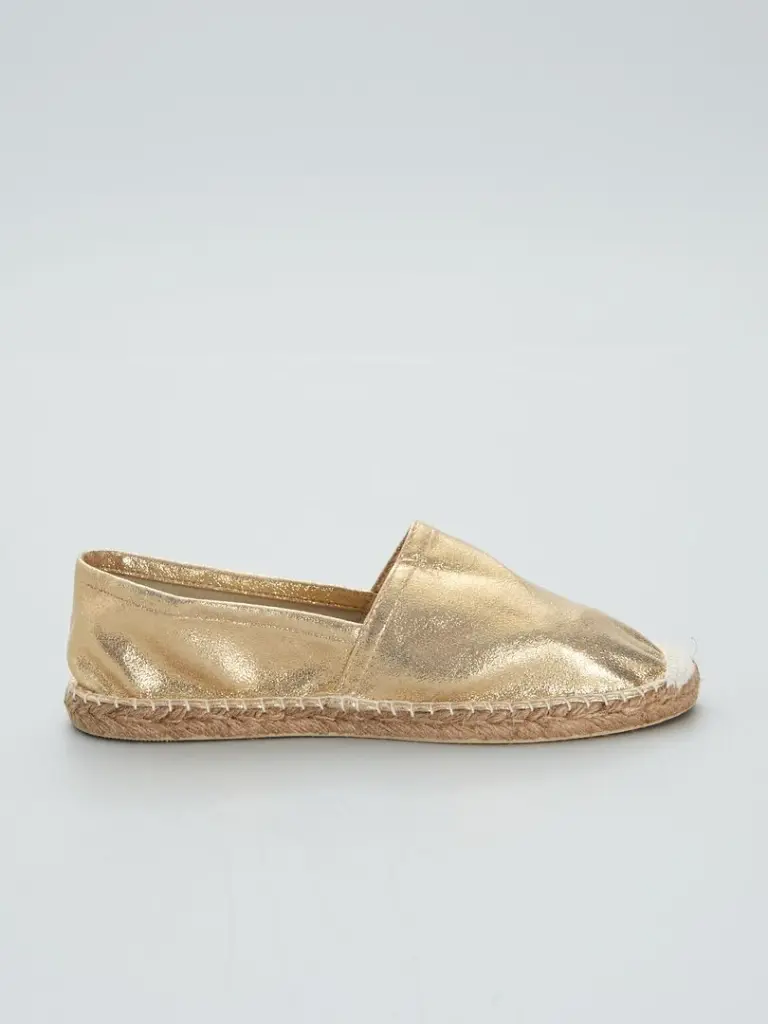 ZAPATOS DORADOS VICTORIA ADAMES  CASUALES ALPARGATAS