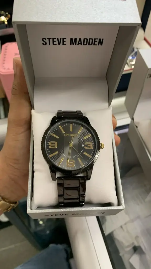 RELOJ STEVE MADDEN RELOJ NEGRO PARA CABALLERO, RESISTENTE ARANAZOS NO A AGUA Y TIENE Y NOVIMIENTO DE CUARZO JAPONES CRISTAL MINERAL