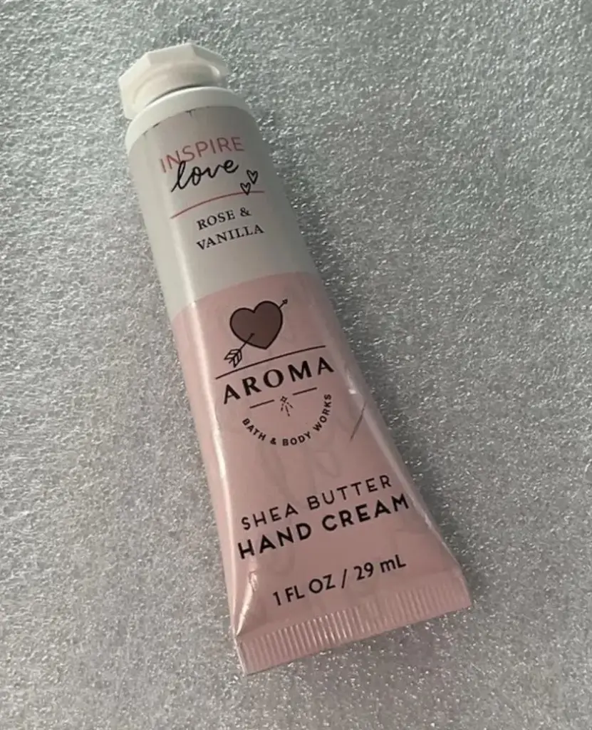 BBW AROMA INSPIRE LOVE ROSE VANILLA CREMA DE MANOS