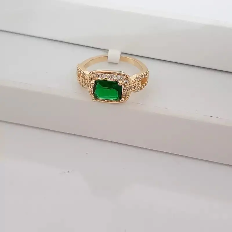 ANILLO DORADO CON PIEDRA VERDE 